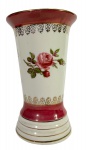 Vaso em porcelana Sta. Rosa Pedreira antigo, com decoração de rosa em policromia, esmaltes vermelho/vinho e filetes/detalhes em ouro. Peça com marca da manufatura e número de modelo no fundo. Marcas do tempo. -dim- 10d x 16a