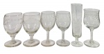 Lote misto de 6 (seis) taças e cálices de haste em vidro/cristal antigo, decorados com gravações a ácido em diversos padrões florais e de folhagens. Peças de formatos variados, incluindo taças de vinho e uma flûte. Marcas do tempo. -dim- 7d x 12a menor / 6d x 14a maior