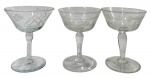 Lote de Três (3) Taças Coupe Vintage em Vidro fino lapidado, apresentando haste curta e decorações gravadas a ácido/lapidadas com padrões distintos. Marcas do tempo. -dim- 10d 11,5a maior 9d 11a menor