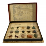 Coleção de minerais brasileiros de época, `Mini Coleção de Pedras Semi-Preciosas do Brasil,` com 16 espécimes identificados e tabela gemológica na tampa. Marcas do tempo. -dim- 19x14