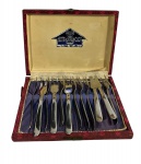 Antigo conjunto de 12 garfos de aperitivo/petisco de dois dentes produzidos em metal prateado/inox (Mestre Cuca), apresentados em sua caixa forrada original de época. Marcas do tempo. -dim- Garfo 10c caixa 16x12     