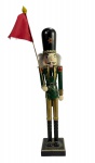 Quebra-Nozes Soldado de Madeira pintado à mão, com uniforme em tons de verde, dourado e preto, segurando uma bandeira; peça decorativa clássica de Natal. Marcas do tempo. -dim- 36a