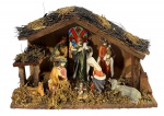 Presépio de Natal Vintage: Manjedoura rústica em madeira com vitral e figuras em cerâmica/resina pintada, incluindo Sagrada Família e Três Reis Magos. Marcas do tempo. -dim- 30x10x20   