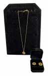 Lote de semi-joia/bijuteria Dolce Vita, apresentando um conjunto de colar e par de brincos stud com design de flor texturizada dourada com centro preto. Marcas do tempo. -dim- brinco 1,5 colar 42.        