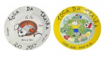 Lote de 2 Pratos de Parede em Cerâmica, do restaurante carioca Toca da Traíra, datados de 2010 (Copa da África do Sul) e 2017 (Rio), com assinatura ARTPOL VITORINO / Germer no verso. Peças de colecionismo e memória gastronômica do Rio de Janeiro. Marcas do tempo. -dim- 25d  