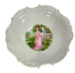 Prato decorativo antigo produzido em Porcelana Real (Brasil), com borda recortada. Decoração de cena galante. Marcas do tempo. -dim- 23,5d x 5a  