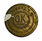 Lata de prendedores de papel O.K. Washburne`s Patent antiga (datada de 1904), em latão/metal, acompanhada por um punhado de miçangas de vidro coloridas. Marcas do tempo. -dim- 5d x 3a  