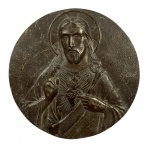 Exuberante e pesada Placa em autorelevo simbolizando Sagrado Coração de Jesus produzido em bronze. Em bom estado de conservação, com pátina e leve desgaste. Marcas do tempo. -dim- 25d