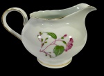 Cremeira produzida em porcelana, assinado S. ITAQUI PARANÁ, decorado à mão com motivos florais cor-de-rosa e acabamento em ouro. Marcas do tempo. -dim- 15x11x9