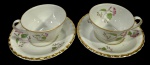 Par de xícaras e pires de porcelana S. Itaqui, Paraná, Brasil, com estampa floral e detalhes em ouro na borda. As peças são precursoras da famosa porcelana Steatita. Marcas do tempo. (1/3) -dim- Xícara 11x10x5 Pires 15d