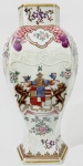 Belíssimo antigo vaso de porcelana francesa Samson, artista famoso por reproduzir estilo famille rose de vasos chineses para o mercado europeu,em bom estado  marcas do tempo. -dim- 12x9x26