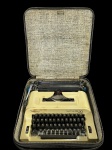 Máquina de escrever portátil Remington 20 com maleta original, fabricada no Brasil por Sperry Rand/Cardecor, em estado de conservação razoável. Sem testes executados, no estado.