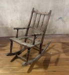 Cadeira de balanço infantil produzida em madeira , precisa reformar palha - dim - 64 cm de altura