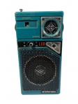 Antigo rádio portátil transistorizado International na cor verde-água, sem testes feitos. -dim- 7x3x15