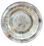 Travessa redonda Pratinox 18/8 produzida em aço inoxidável, gravura de palhaço e macaco, com borda de elefantes, marcas do tempo. -dim- 21d