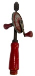 Furadeira de mão antiga, estilo eggbeater, com engrenagem aparente e punhos de madeira pintados de vermelho. Marcas do tempo.