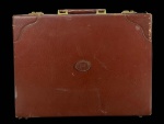 Maleta/Pasta Executiva Attaché Vintage produzida em Couro Marrom com fechos de segredo e monograma. Marcas do tempo. -dim- 41x32x8