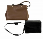 Lote com 2 bolsas femininas: 1 bolsa tote marrom da marca Veryrio & Classic e 1 bolsa transversal preta pequena (vintage/usada).Ambas em material sintético, marcas do tempo. -dim- 32x23 bolsa marrom 16x12 preta menor