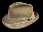 Chapéu Fedora/Trilby Prada vintage, tamanho 56, marrom em feltro com faixa e pena, detalhes 1903 e Fantissima La. Marcas do tempo.