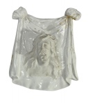 Placa em relevo de cerâmica da Santa Face de Jesus no Véu de Verônica, branca vitrificada; marcas do tempo. -dim- 14x15.  