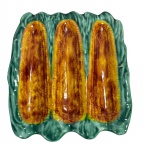 Travessa em faiança/cerâmica estilo Majolica, modelada e esmaltada em relevo como três espigas de milho em fundo de folhas. Peça vintage de serviço ou decoração. Marcas do tempo.(1/2) -dim- 18x21    - Lote 1/2