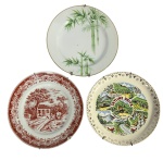 Lote com 3 Pratos Decorativos de Porcelana: Inclui Noritake (Japão) bambu, Schmidt (Brasil) transferware bordô colonial e Souvenir da Skyline Drive (EUA), todos com penduradores. Marcas do tempo. -dim- 18d. 