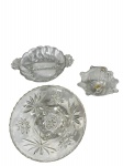 Lote de 3 travessas de vidro, incluindo 1 tigela decorada com estrelas, 1 travessa de servir dividida com alças ornamentadas e 1 pequena cesta decorativa. -dim- 10x8x9 cesta / 20x15x4 petisqueira / 17d x 6a tigela