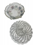 Lote de 2 peças de vidro transparente, incluindo 1 fruteira rasa com relevos de folhas coloridas e bolinhas, e 1 travessa/prato decorativo com design espiralado e detalhe central em relevo. -dim- 18d x 4a fruteira / 17d prato