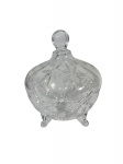 Magnífica bomboniere produzida em cristal com pés, decorada com padrões florais e de folhas, acompanhado de sua tampa. -dim- 13,5d x 17a
