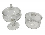 Lote contendo 2 recipientes de vidro transparente com tampa, sendo um pote e uma bombonière. Marcas do tempo. -dim- 15d x 11a pote / 15d x 21a