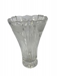 Vaso produzido em cristal transparente com base trabalhada, corpo com textura em espiral e borda ondulada decorada com desenhos florais foscos. -dim- 12d x 20a