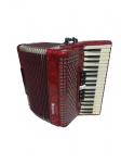 Acordeon Dolphin 80 Baixos Vermelho Com Bag E Alças 6811 ,modelo de 80 baixos, ideal para uso semiprofissional, em ótimo estado, com marcas do tempo naturaisPossui um tamanho grande tradicional e boa sonoridade, o acabamento da pintura é sólido com verniz brilhante.Os acordeons Dolphin foram construídos com matérias-primas de alta qualidade e inspirados na sofisticação e elegância dos primeiros exemplares vindos da Itália. ESPECIFICAÇÕES:Baixos: 80Registros: - 7 (mão direita) / 2  (mão esquerda)Teclas: 373ª de VozMaterial das alças: CouroCor das alças: PretoAcabamento: Verniz BrilhanteACOMPANHA:Estojo OriginalAlças (Correias)