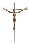Crucifixo Antigo de Parede (Corpus) em madeira entalhada e patinada, fixado em Cruz de ferro forjado e rebites. Arte sacra popular rústica, meados do século XX. Marcas do tempo. -dim- 16x27