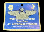 Broche vintage de metal Junior Astronaut Wings do Kennedy Space Center, em perfeito estado, no cartão original de 50 centavos. -dim- 7x3