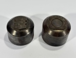 Par de moldes de estamparia produzidos em ferro fundido com Brasão e formato geométrico - dim -  5cm de diâmetro e 5cm de altura