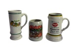 Trio de canecas Oktoberfest sendo duas de Blumenau e outra de Williamsburg, VA , peças altamente decorativas   - dim - 19 cm de altura maior e 13 cm menor