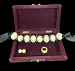 Sofisticado comjunto composto por colar, brincos e anel de galalite , na caixa - dim- 2 cm de diâmetro anel colar aberto tem 1 metro