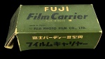 Porta-filmes Fuji Film Carrier para projetor Birdie III. O lote inclui o porta-filmes e a caixa original em estado de conservação razoável. Marcas do tempo.