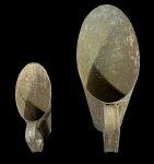 Lote composto por 2 conchas cônicas, produzidas em metal galvanizado, em tamanhos distintos. Marcas do tempo. -dim- 25x12 maior 15x6 menor 