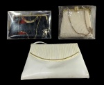 Lote com 3 bolsas de noite/clutches vintage: Duas plissadas com alças de corrente (uma preta, uma off-white) e uma clutch envelope branca plissada. Marcas do tempo. -dim- Bolsa preta 22x14 branca 24x17 17x16 off-white 