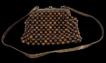 Bolsa Vintage de Contas de Madeira Marrom (décadas de 40/50), estilo Kiss Lock com alça de ombro e forro de tecido interno. Marcas do tempo. -dim- 26x16