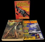 Lote de 3 volumes de publicações vintage de referência sobre armas de fogo: Inclui as edições de colecionador de capa dura Gun Digest 1984 Deluxe e Assault Weapons 3rd Edition, além da edição anual Guns & Ammo 1996 Annual. Marcas do tempo. -dim- 21x27 maior 