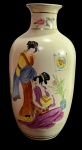 Vaso de porcelana, decorado com motivos orientais pintados à mão e assinado Paulina Sonder na base. Em bom estado de conservação, ideal para uso decorativo. Marcas do tempo. -dim- 12d x 25a