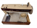 Máquina SINGER FACILITA 248 em pleno funcionamento, corpo em metal e acompanhada do valioso conjunto de Cames para bordado. -dim- 42x21x27