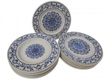 Lote contendo 16 Pratos Porto Ferreira produzidos em faiança, sendo 8 rasos e 8 fundos, com clássica decoração em azul cobalto sob o esmalte. -dim- rasos (23,5 cm) / fundos (23 cm).