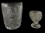 Lote composto por balde de gelo em vidro lapidado e uma taça de coquetel em cristal, ambos com padrão de losango e base canelada. Marcas do tempo. -dim- 13d 15a balde de gelo / 6,5d 9a taça