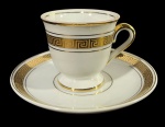 Lote composto por uma xícara e pires de porcelana Mauá, com alça e bordas em ouro. A decoração dourada apresenta o clássico padrão de meandros gregos. Marcas do tempo. -dim- 5,5d 5a xícara/ 10d pires 