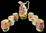 Conjunto de jarra e 6 copos produzidos em cerâmica INA, com detalhes em dourado e pintura à mão de flores coloridas. Marcas do tempo. -dim- Jarra 14d 30 a copo 7,5d 11a 