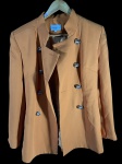 Blazer feminino vintage da marca Sharagano, tamanho 8, com design trespassado e detalhe de correntes com alças em couro nas costas. Marcas do tempo.