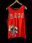 Camisade torcida organizada Raça Rubro-Negra, em cor vermelha e preta. Apresenta desgaste, com costura desfeita na alça. Tamanho M.